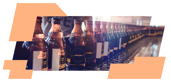 cervejas artesanais em uma linha de produção