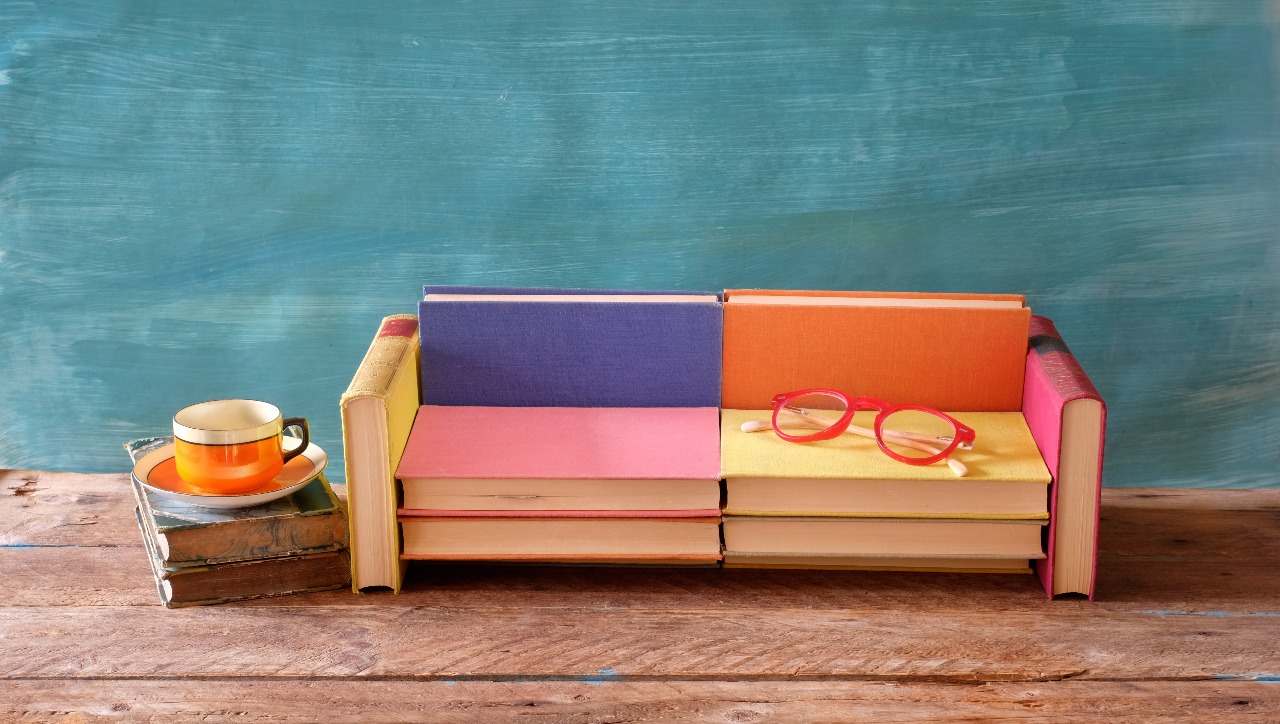 Livros com óculos de leitura