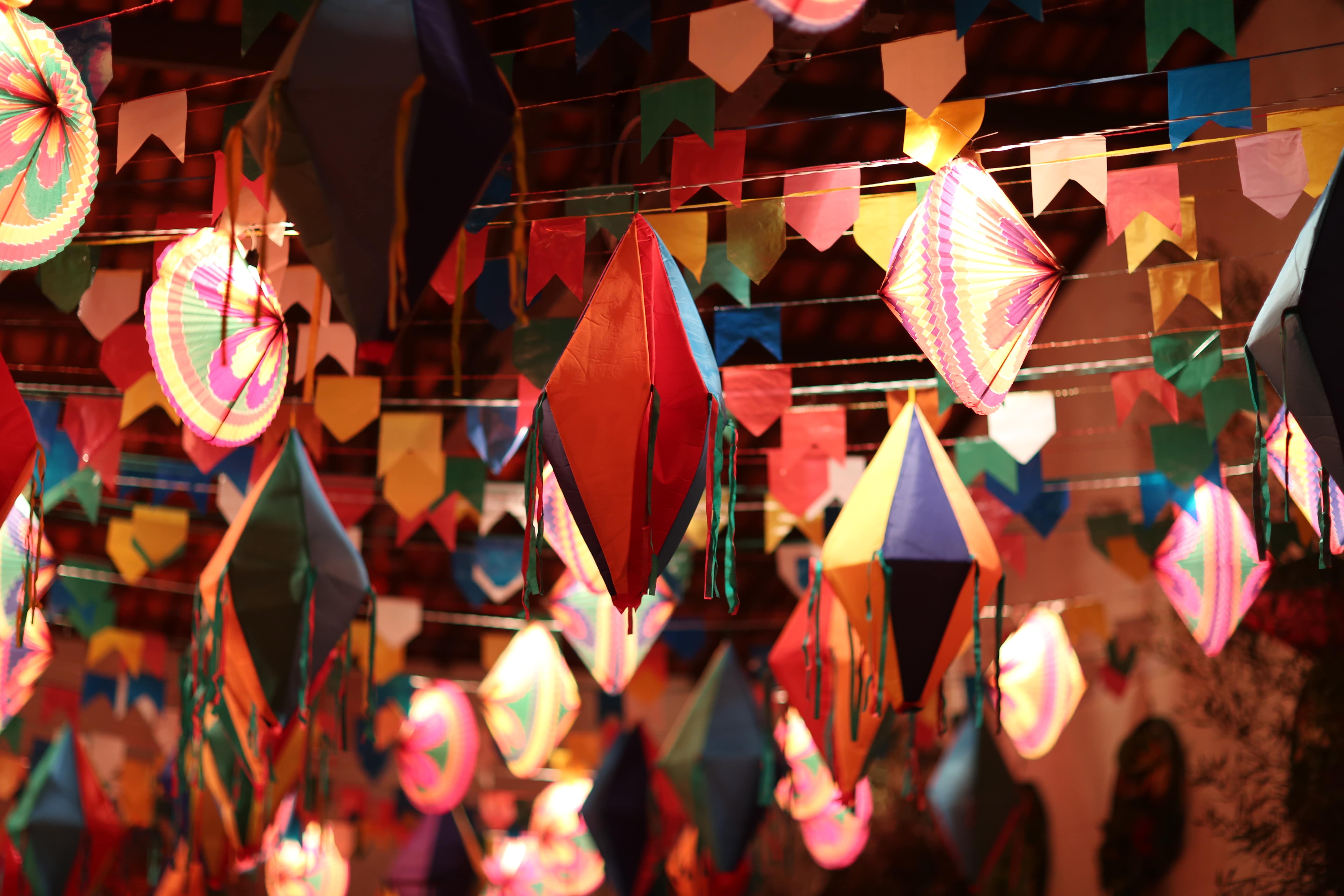 Foto de decoração de festa junina, com balões e bandeirinhas de são João penduradas