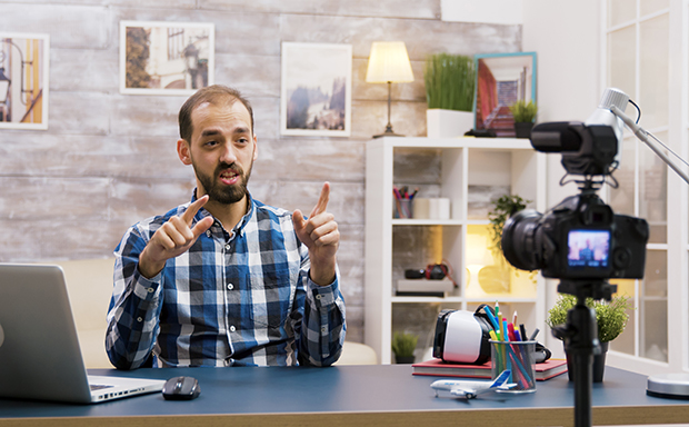 Jovem empreendedor apresentando seu produto em vídeo