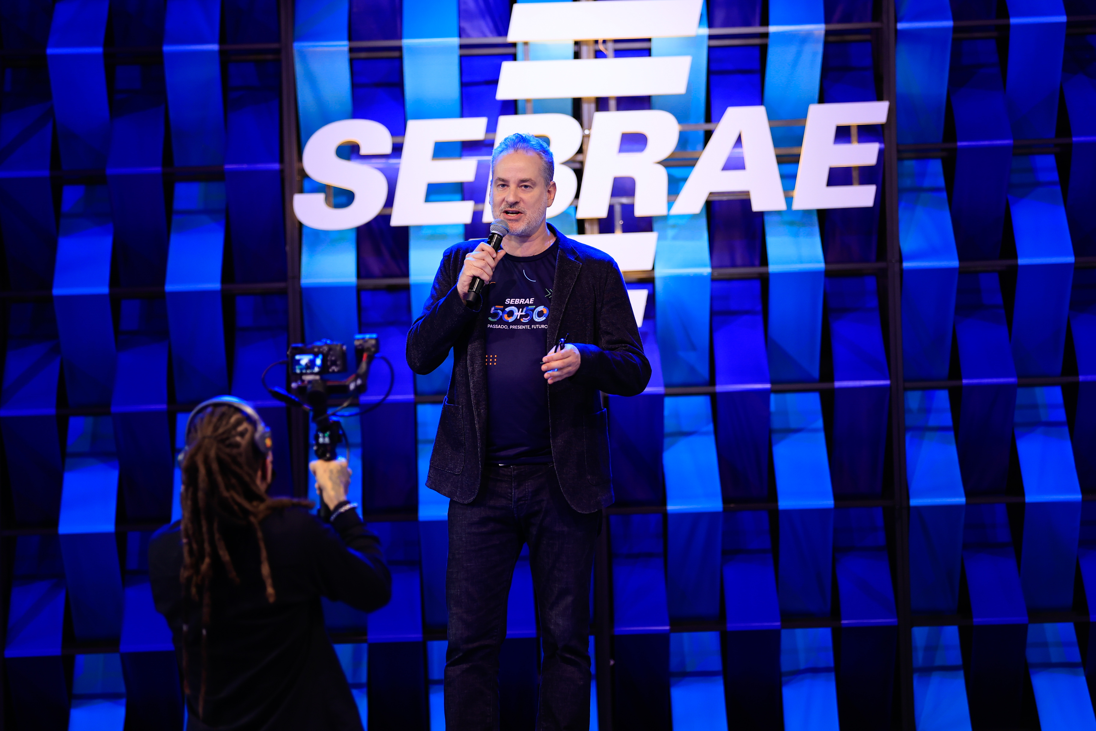 O ator Dan Stulbach, na apresentação da live do Projeto Sebrae 50+50: confiança no futuro (Foto/crédito - Charles Damasceno)